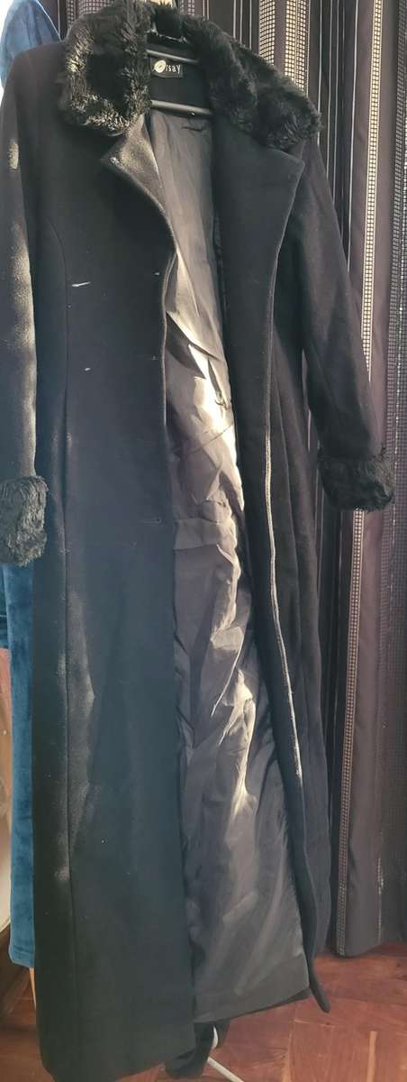 Stunning long black coat with fur collar