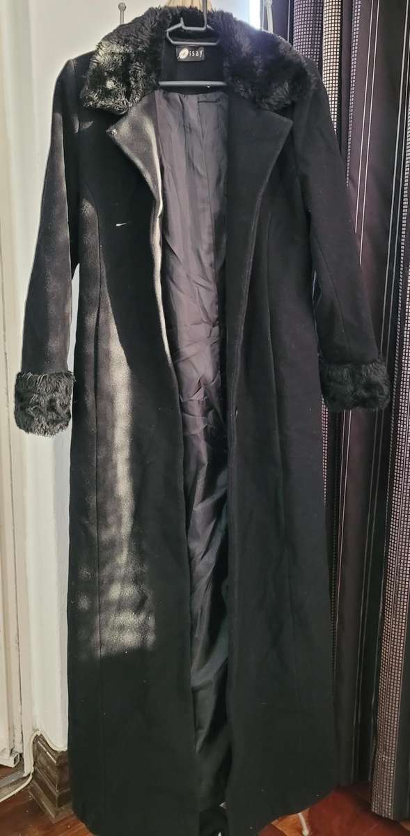 Stunning long black coat with fur collar