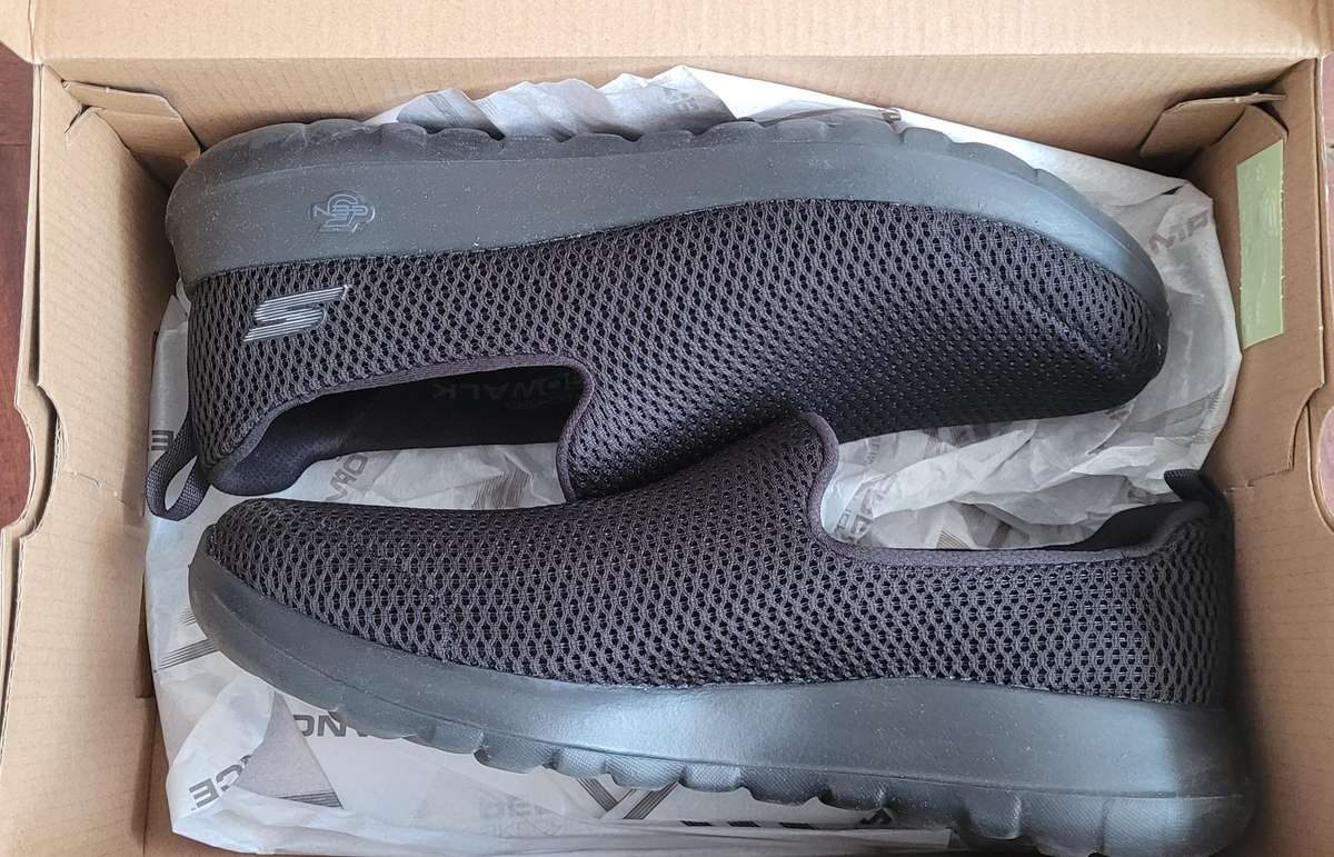 Sketchers Men's Go Walk Max Slip On Shoes (like new)