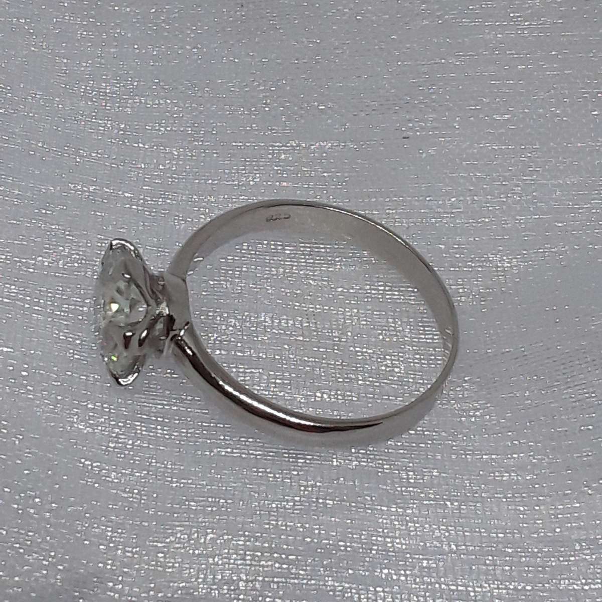 BEAUTIFUL 2.90CT WHITE MOISSANITE - SPARKLE!