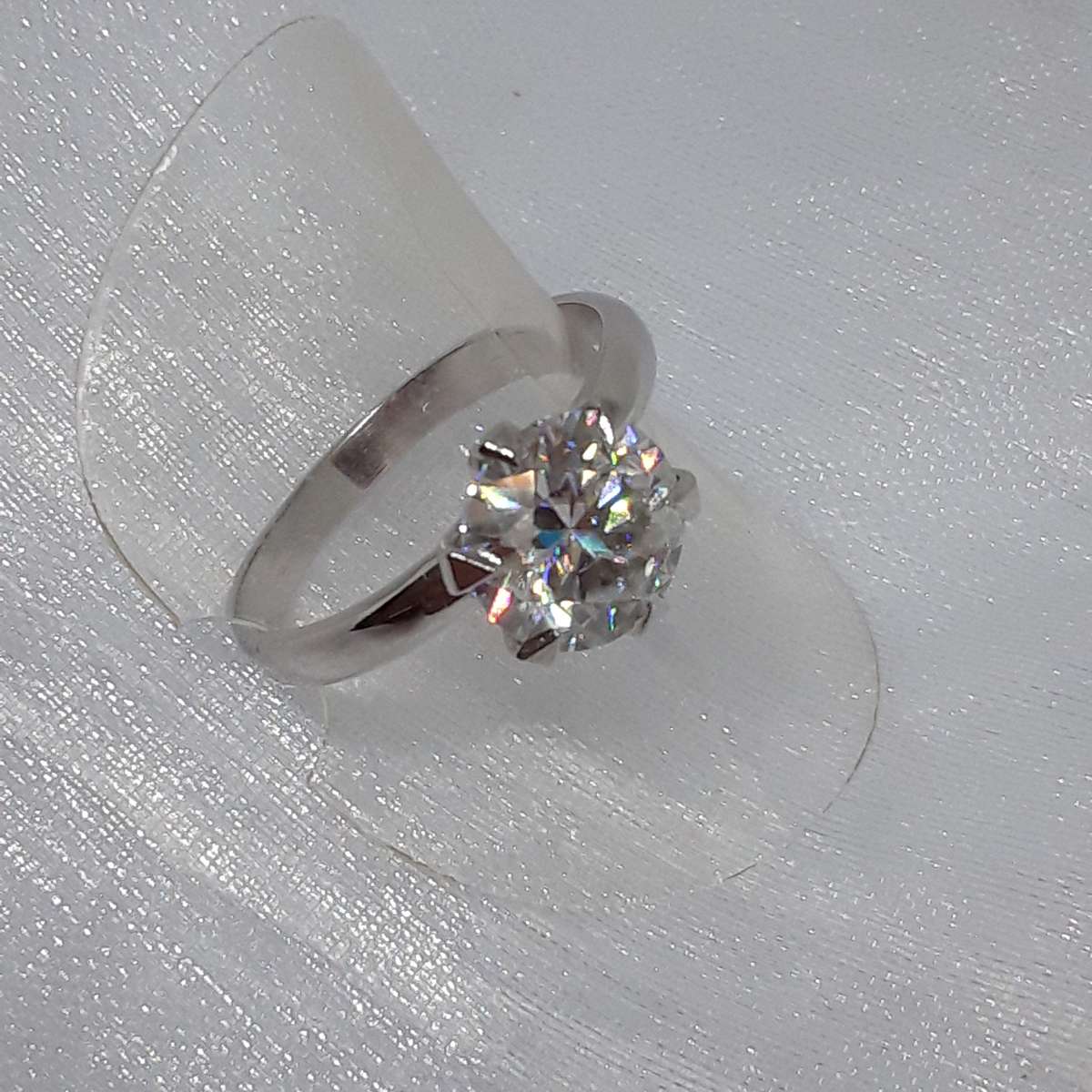 BEAUTIFUL 2.90CT WHITE MOISSANITE - SPARKLE!