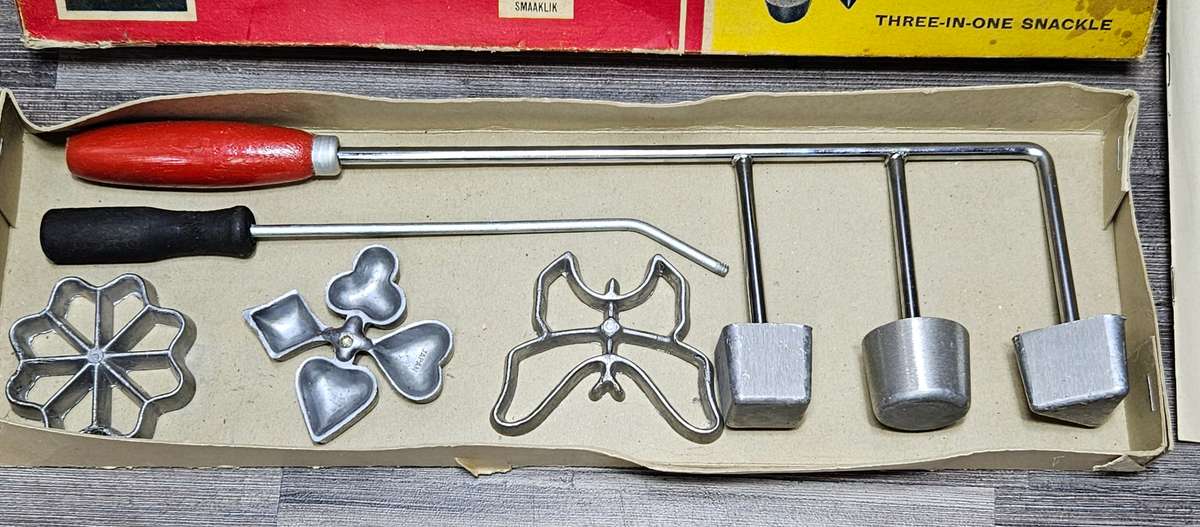 Boxed complete with instructions vintage Snackle Set
