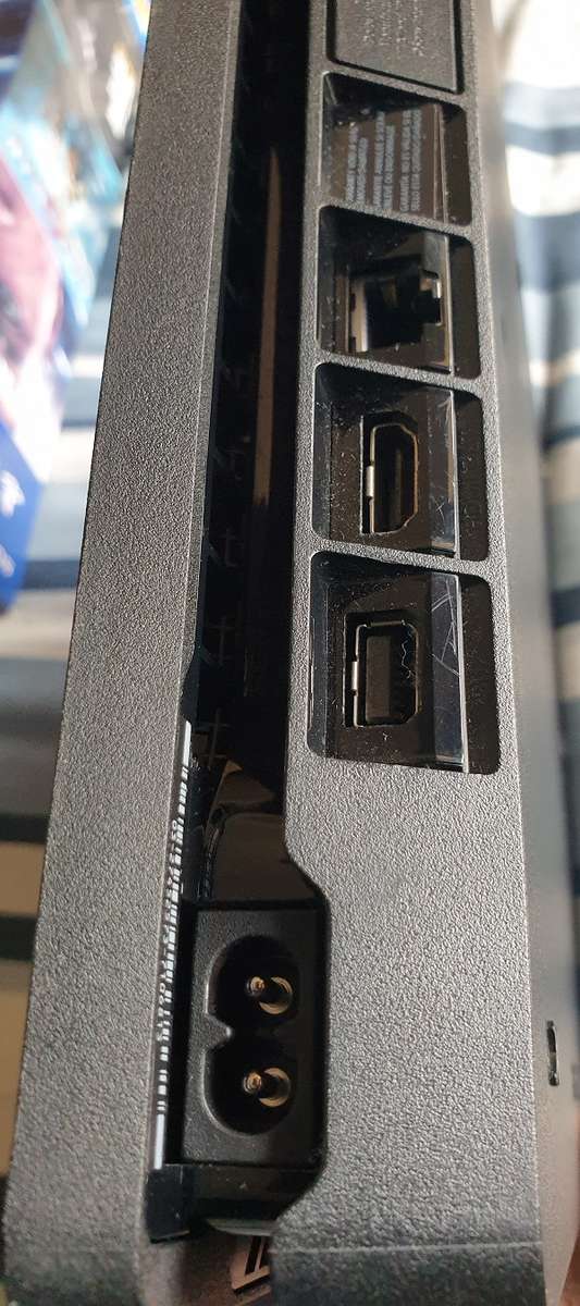 PlayStation 4 Slim 500GB + 2 Controllers + 7 Games