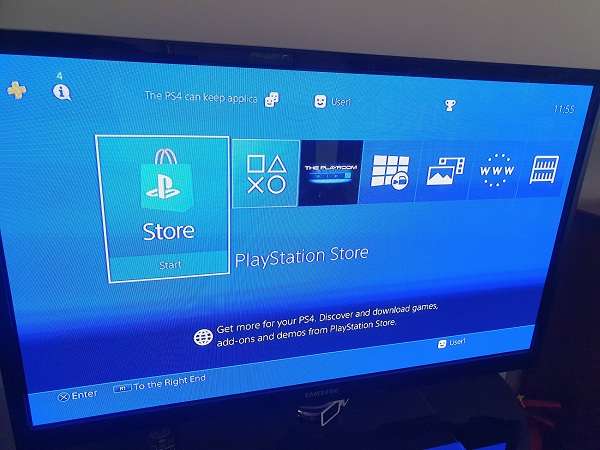 PlayStation 4 Slim 500GB + 2 Controllers + 7 Games