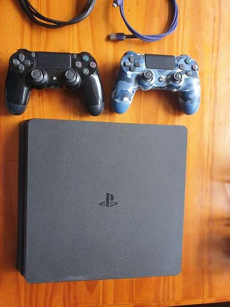 PlayStation 4 Slim 500GB + 2 Controllers + 7 Games