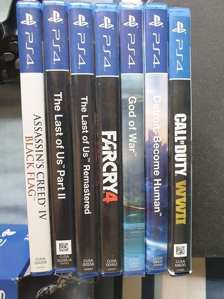 PlayStation 4 Slim 500GB + 2 Controllers + 7 Games