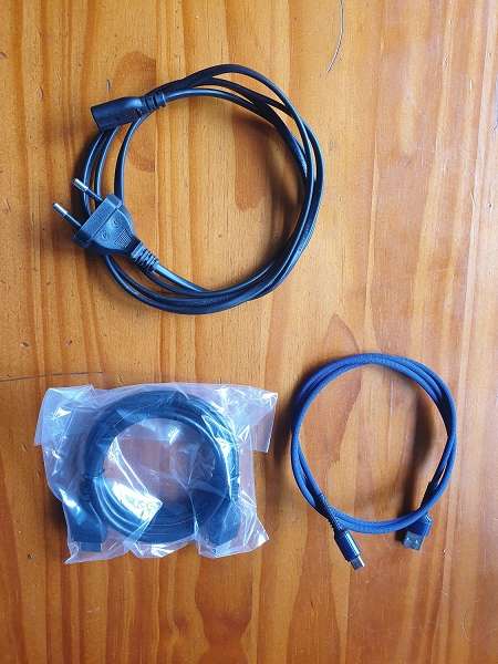 PlayStation 4 Slim 500GB + 2 Controllers + 7 Games