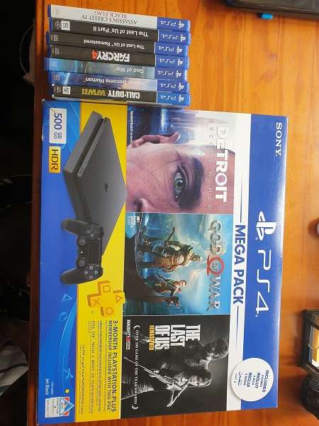 PlayStation 4 Slim 500GB + 2 Controllers + 7 Games