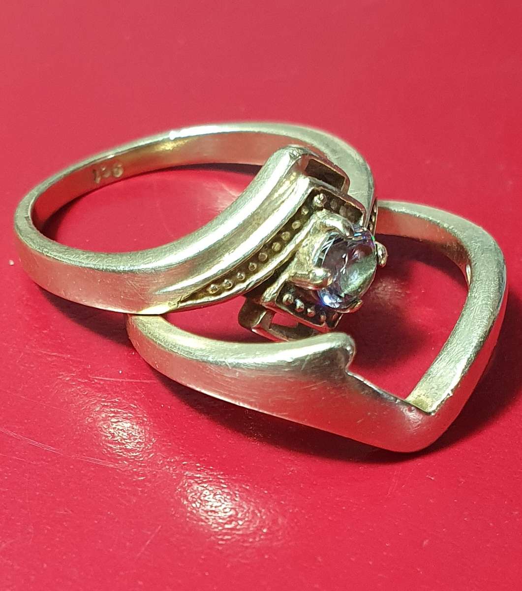 9ct GOLD VINTAGE WEDDING AND ENGAGEMENT RINGS.