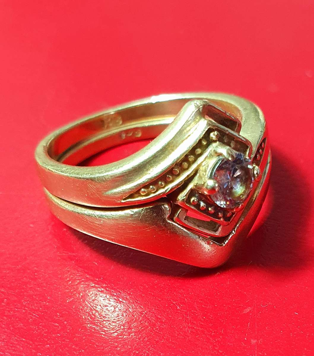 9ct GOLD VINTAGE WEDDING AND ENGAGEMENT RINGS.