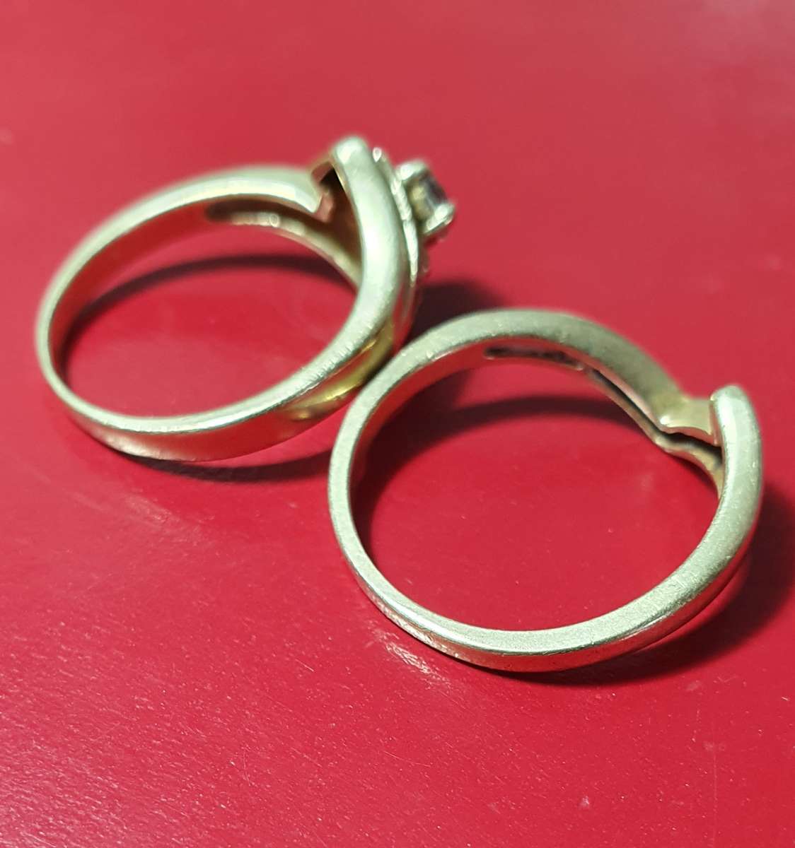 9ct GOLD VINTAGE WEDDING AND ENGAGEMENT RINGS.