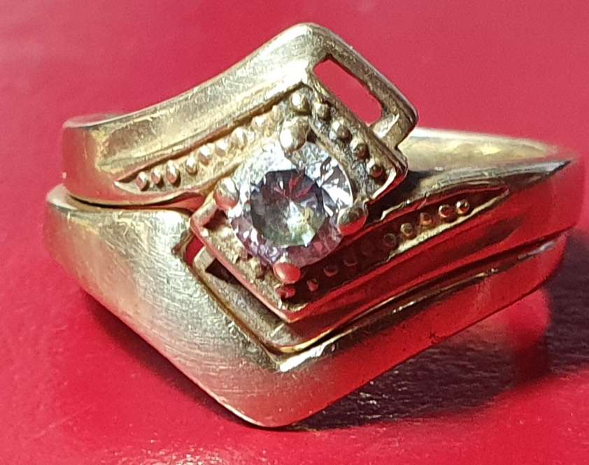 9ct GOLD VINTAGE WEDDING AND ENGAGEMENT RINGS.
