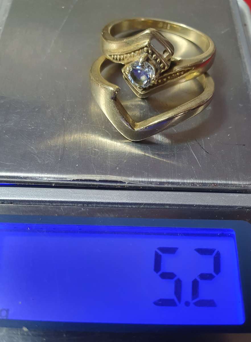 9ct GOLD VINTAGE WEDDING AND ENGAGEMENT RINGS.