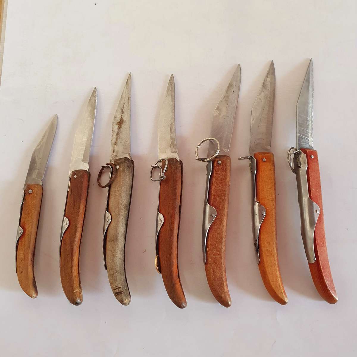 7 X VINTAGE OKAPI FOLDING KNIFES. 5 X 23CM, 1X 21CM, 1 X 18CM.