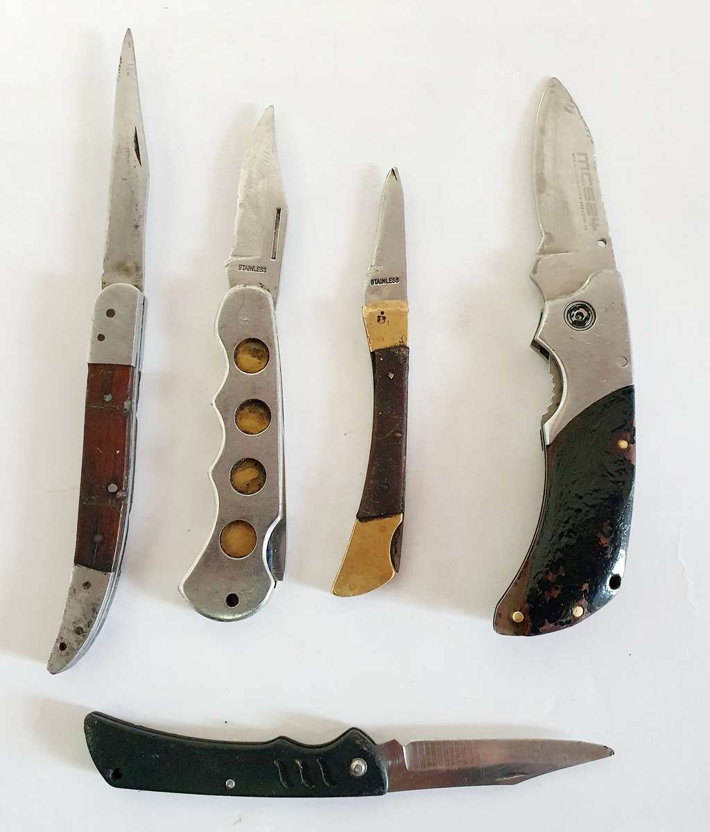 5 X VINTAGE  FOLDING KNIFES AS PER PHOTO REPORT.