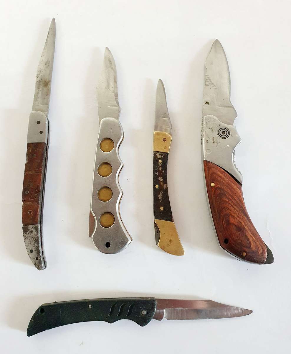 5 X VINTAGE  FOLDING KNIFES AS PER PHOTO REPORT.