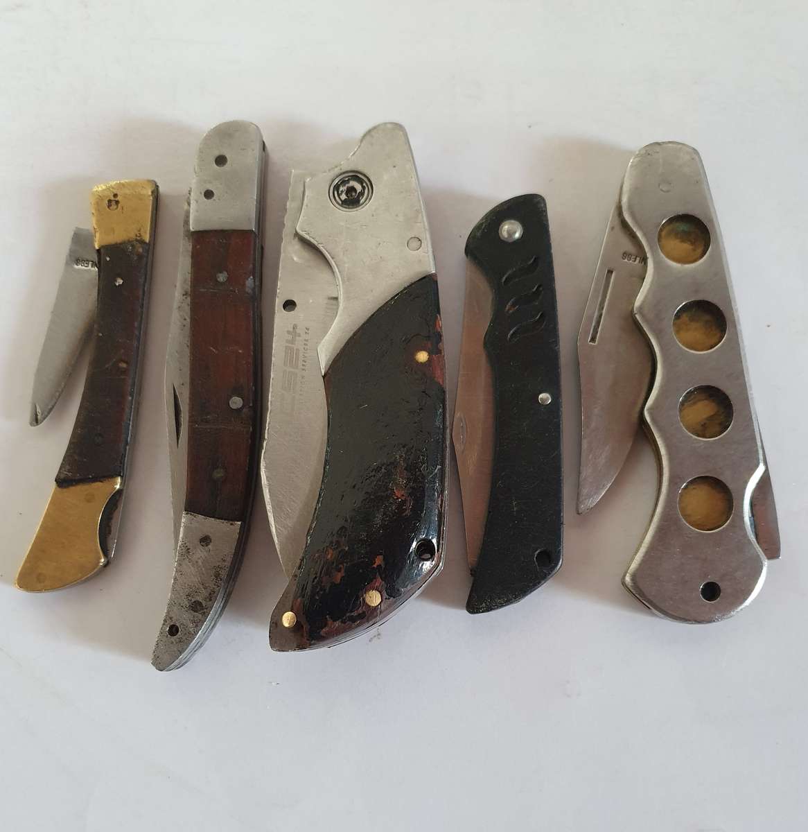 5 X VINTAGE  FOLDING KNIFES AS PER PHOTO REPORT.