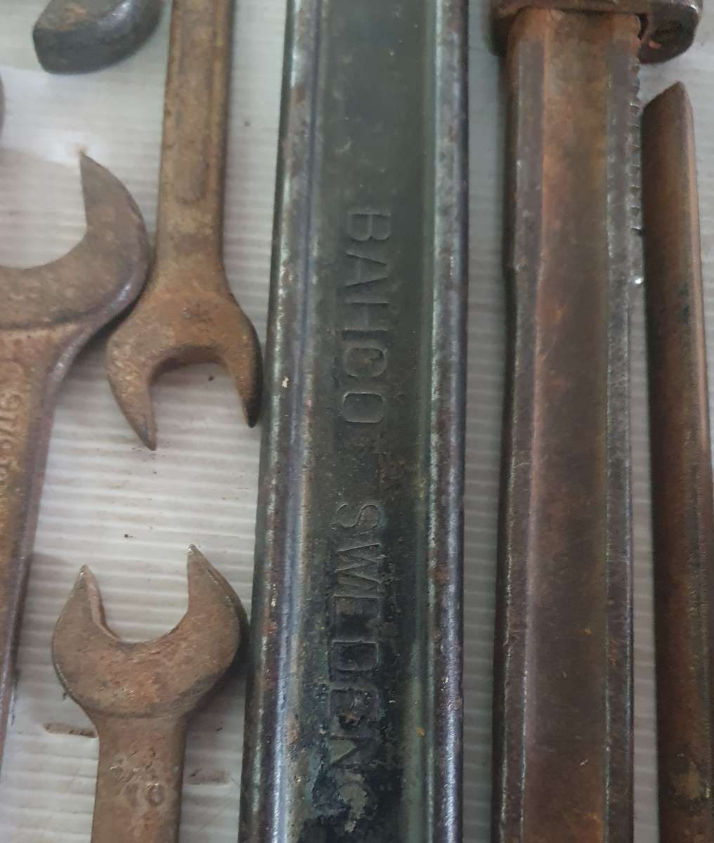 ANTIQUE THICK METAL TOOLBOX WITH 25 X ANTIQUE TOOLS. AS FOUND. SEE PHOTOS.