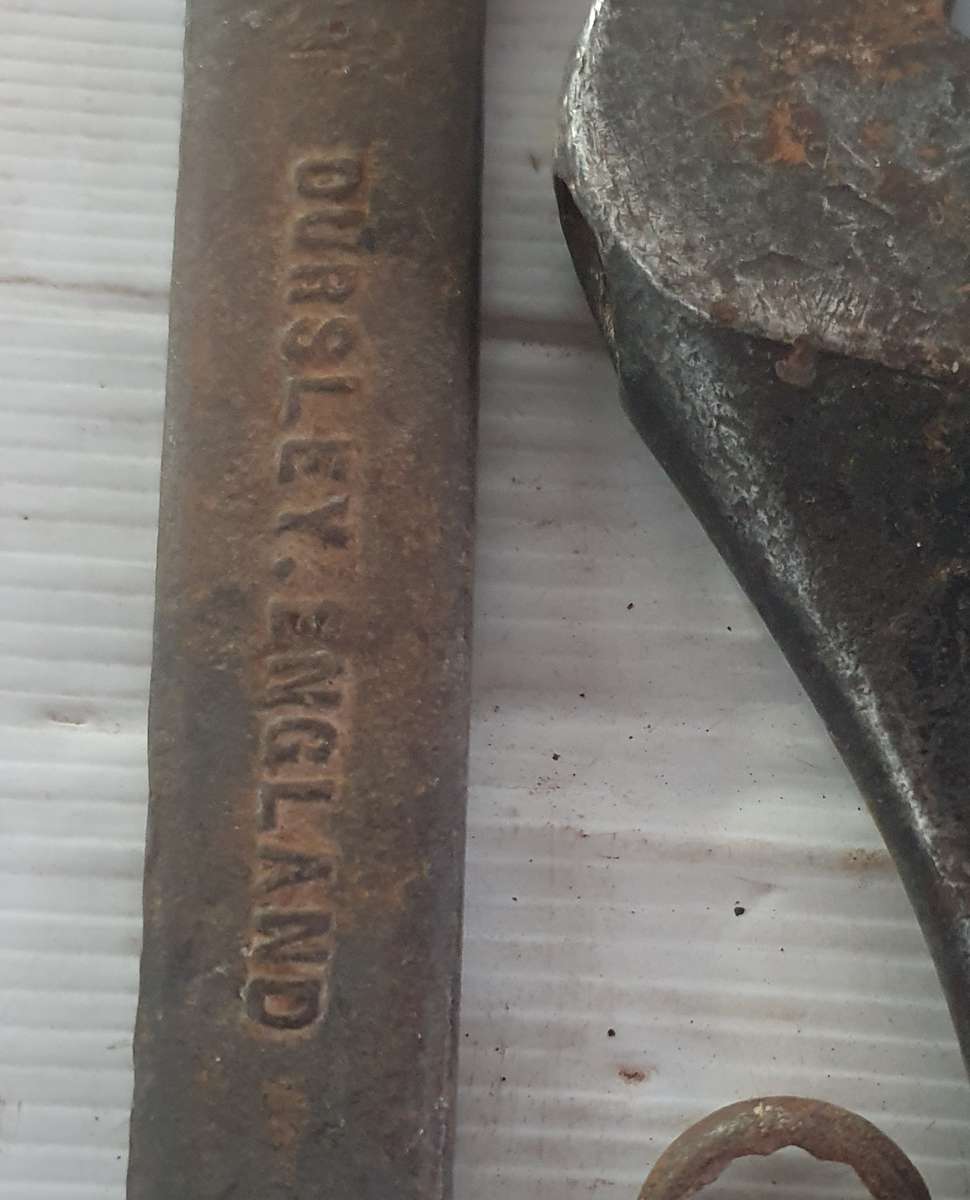 ANTIQUE THICK METAL TOOLBOX WITH 25 X ANTIQUE TOOLS. AS FOUND. SEE PHOTOS.