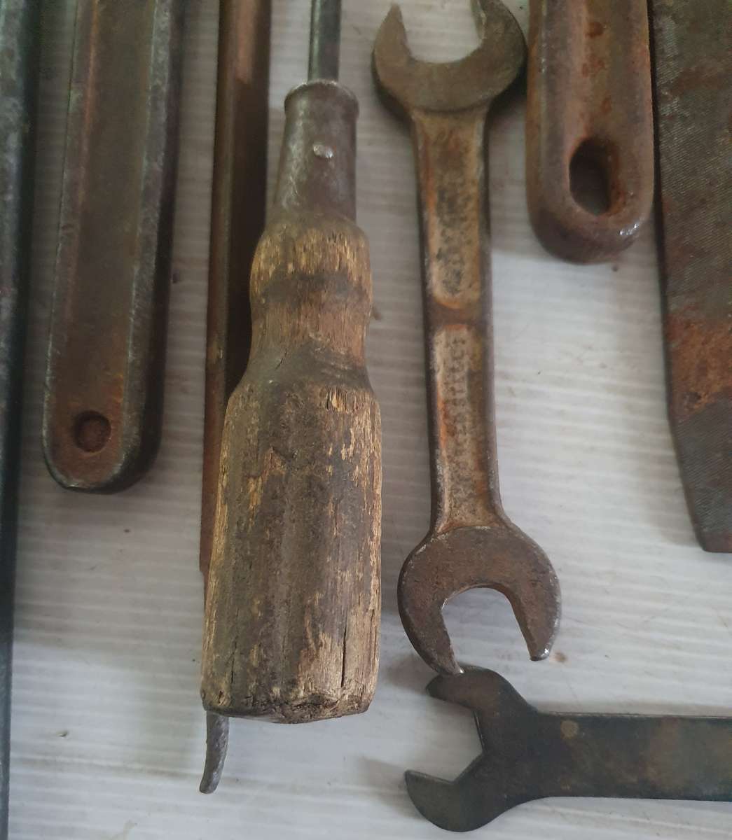 ANTIQUE THICK METAL TOOLBOX WITH 25 X ANTIQUE TOOLS. AS FOUND. SEE PHOTOS.