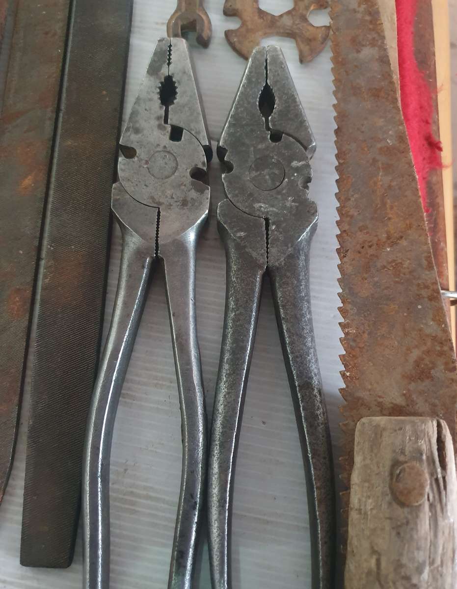 ANTIQUE THICK METAL TOOLBOX WITH 25 X ANTIQUE TOOLS. AS FOUND. SEE PHOTOS.