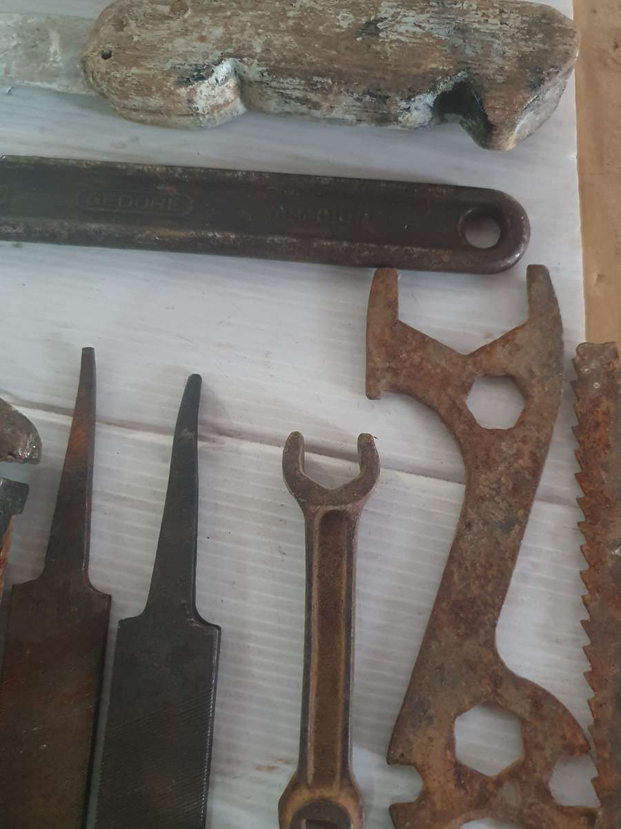 ANTIQUE THICK METAL TOOLBOX WITH 25 X ANTIQUE TOOLS. AS FOUND. SEE PHOTOS.