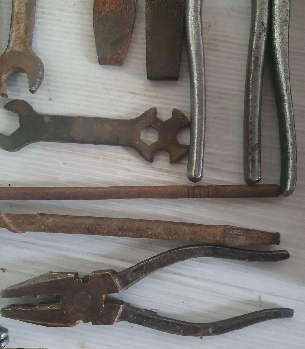 ANTIQUE THICK METAL TOOLBOX WITH 25 X ANTIQUE TOOLS. AS FOUND. SEE PHOTOS.