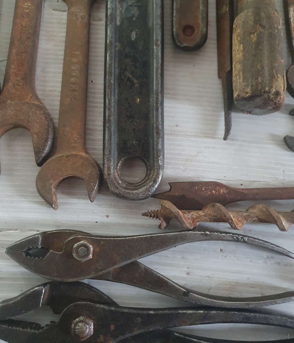 ANTIQUE THICK METAL TOOLBOX WITH 25 X ANTIQUE TOOLS. AS FOUND. SEE PHOTOS.