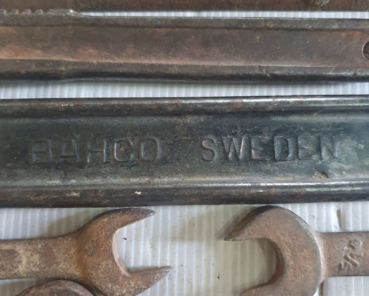 ANTIQUE THICK METAL TOOLBOX WITH 25 X ANTIQUE TOOLS. AS FOUND. SEE PHOTOS.