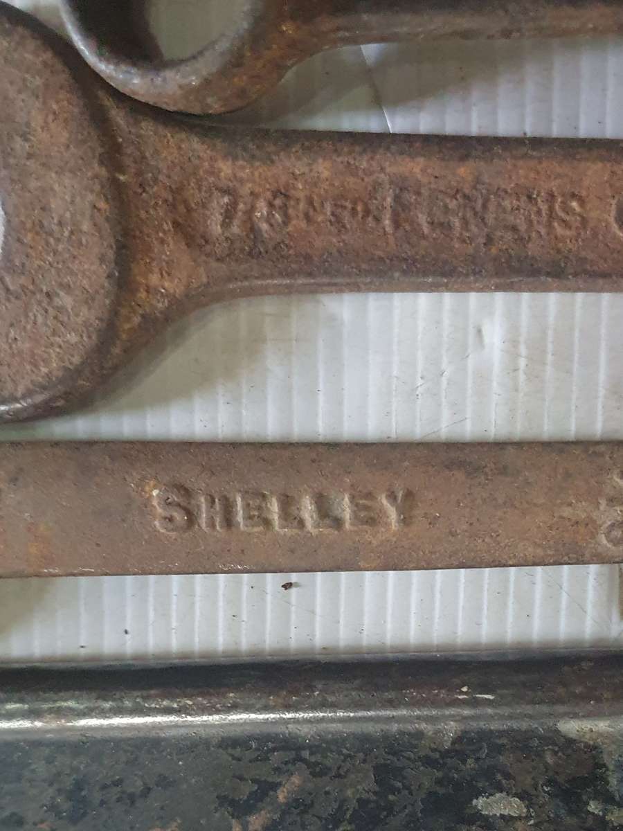 ANTIQUE THICK METAL TOOLBOX WITH 25 X ANTIQUE TOOLS. AS FOUND. SEE PHOTOS.