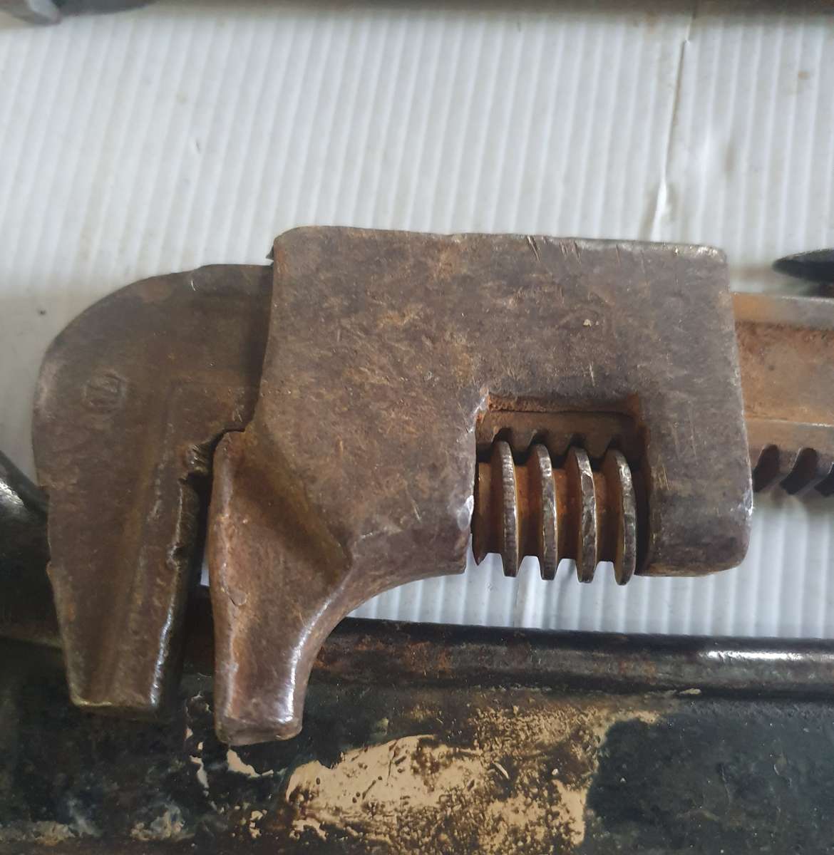 ANTIQUE THICK METAL TOOLBOX WITH 25 X ANTIQUE TOOLS. AS FOUND. SEE PHOTOS.