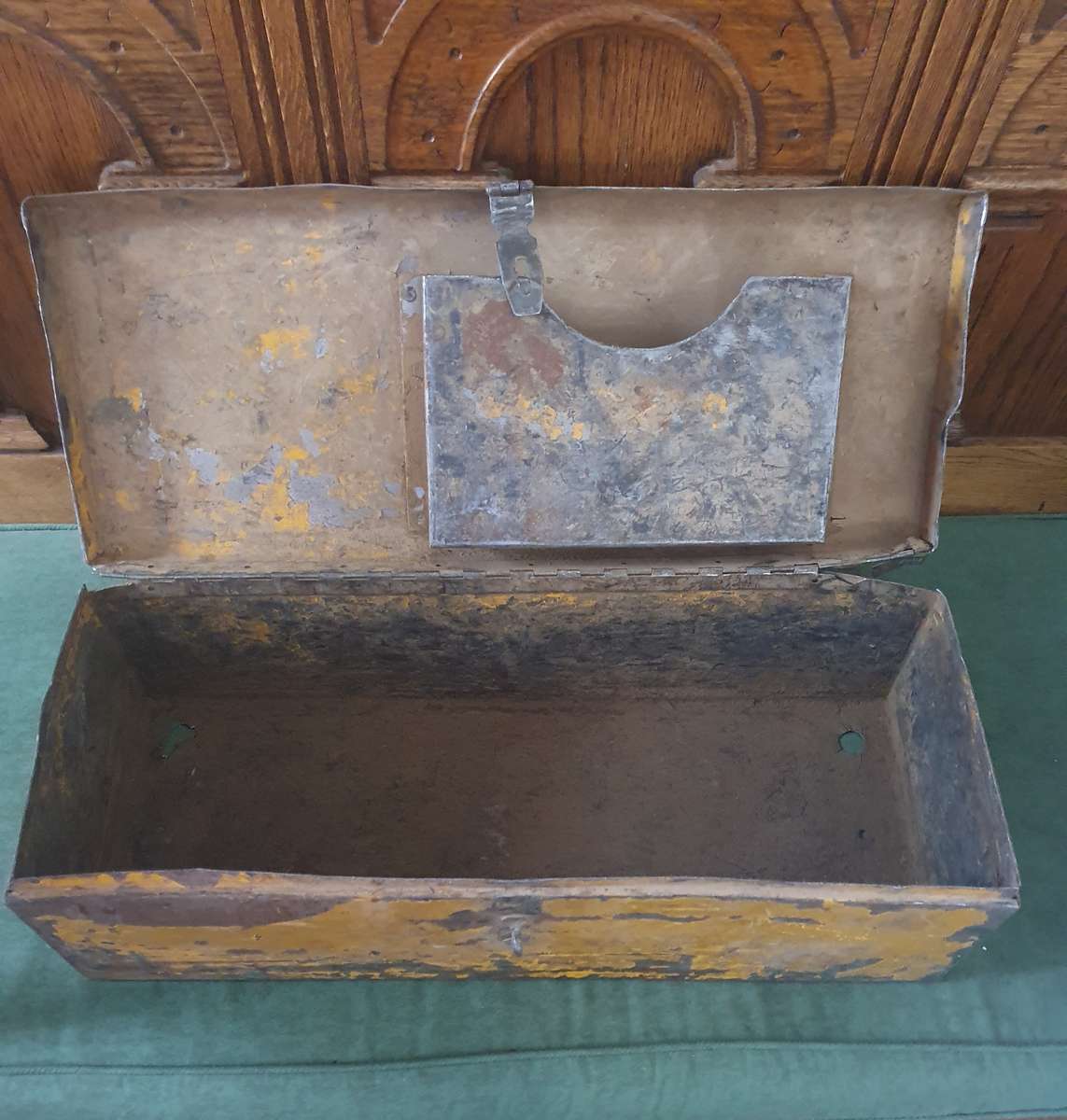 ANTIQUE THICK METAL TOOLBOX WITH 25 X ANTIQUE TOOLS. AS FOUND. SEE PHOTOS.