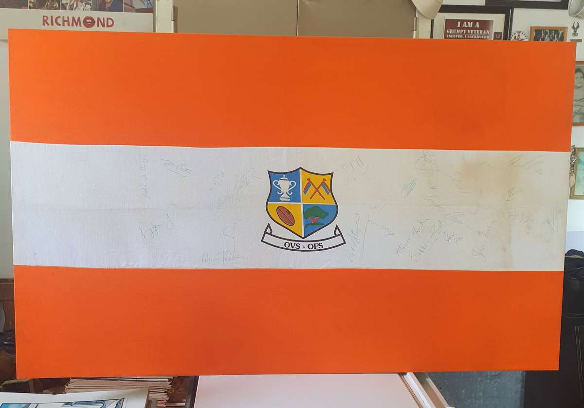 OLD HUGE OVS-OFS RUGBY FLAG WITH FAMOUS PLAYERS SIGNATURES. SEE DESCRIPTION AND PHOTOS !!