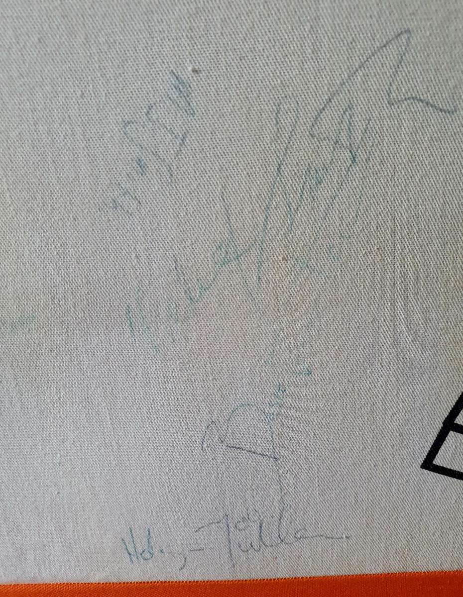 OLD HUGE OVS-OFS RUGBY FLAG WITH FAMOUS PLAYERS SIGNATURES. SEE DESCRIPTION AND PHOTOS !!