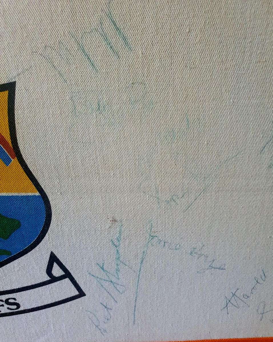 OLD HUGE OVS-OFS RUGBY FLAG WITH FAMOUS PLAYERS SIGNATURES. SEE DESCRIPTION AND PHOTOS !!