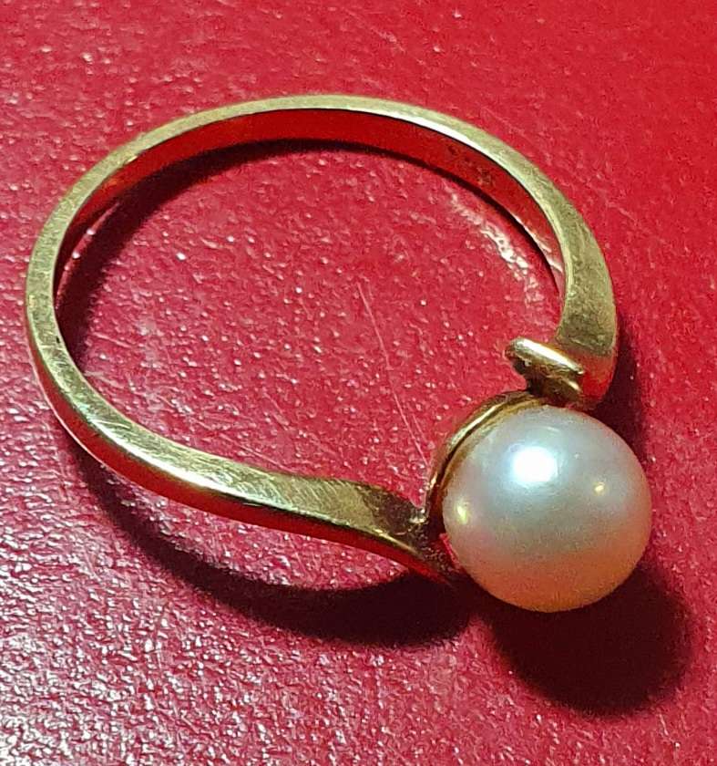 9 CT GOLD RING WITH AKOYA PEARL. SIZE L. ( 16.3mm)