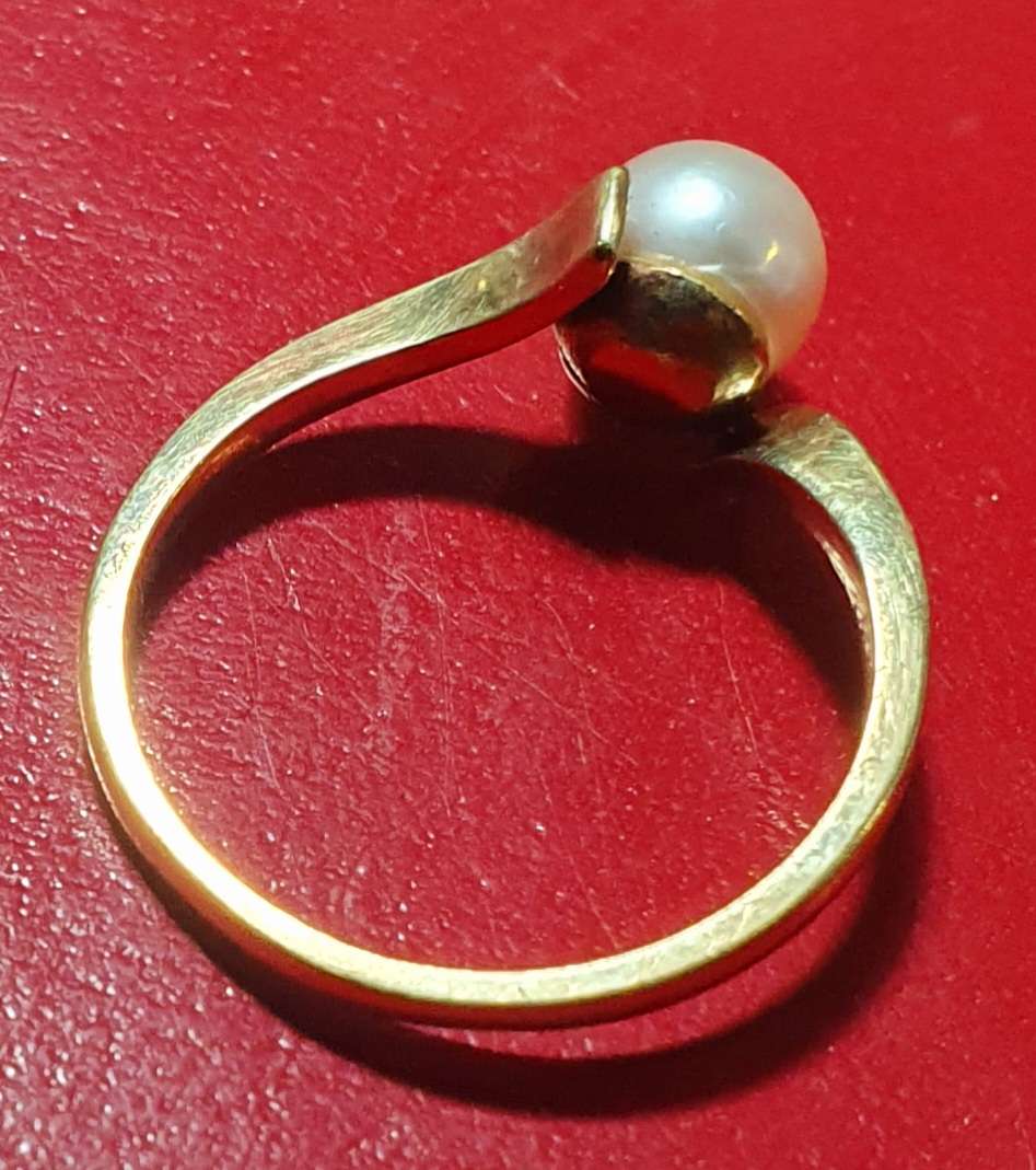 9 CT GOLD RING WITH AKOYA PEARL. SIZE L. ( 16.3mm)