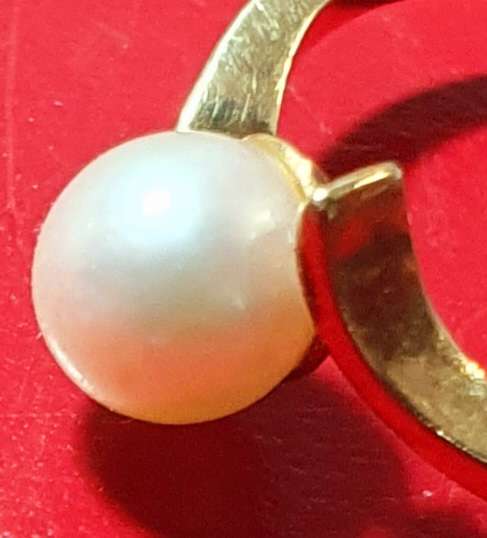 9 CT GOLD RING WITH AKOYA PEARL. SIZE L. ( 16.3mm)