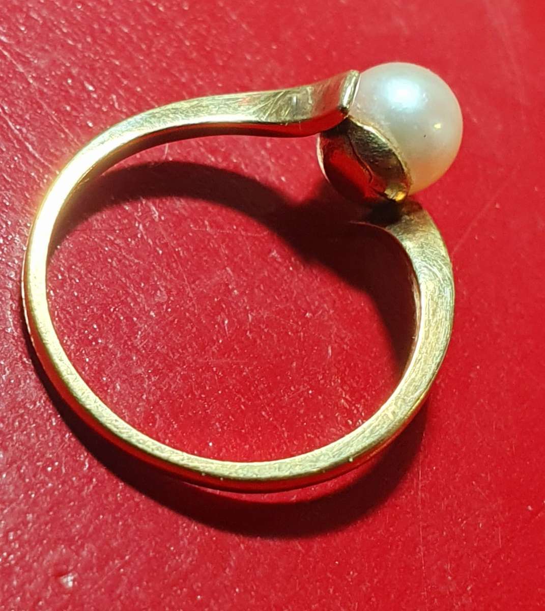 9 CT GOLD RING WITH AKOYA PEARL. SIZE L. ( 16.3mm)