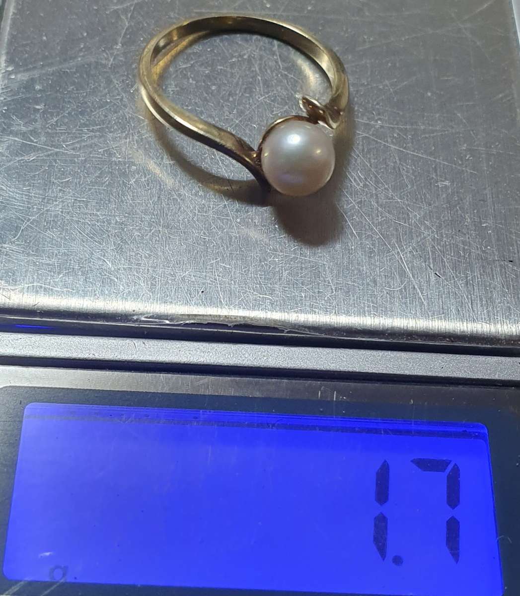 9 CT GOLD RING WITH AKOYA PEARL. SIZE L. ( 16.3mm)