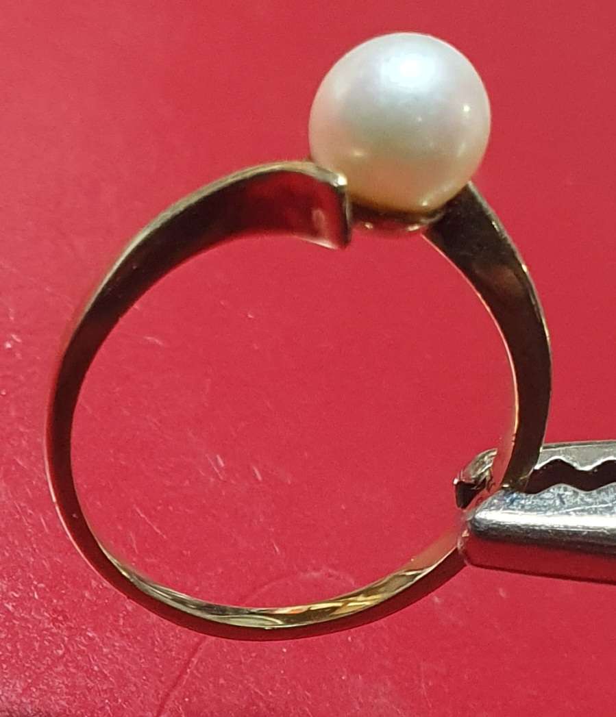 9 CT GOLD RING WITH AKOYA PEARL. SIZE L. ( 16.3mm)