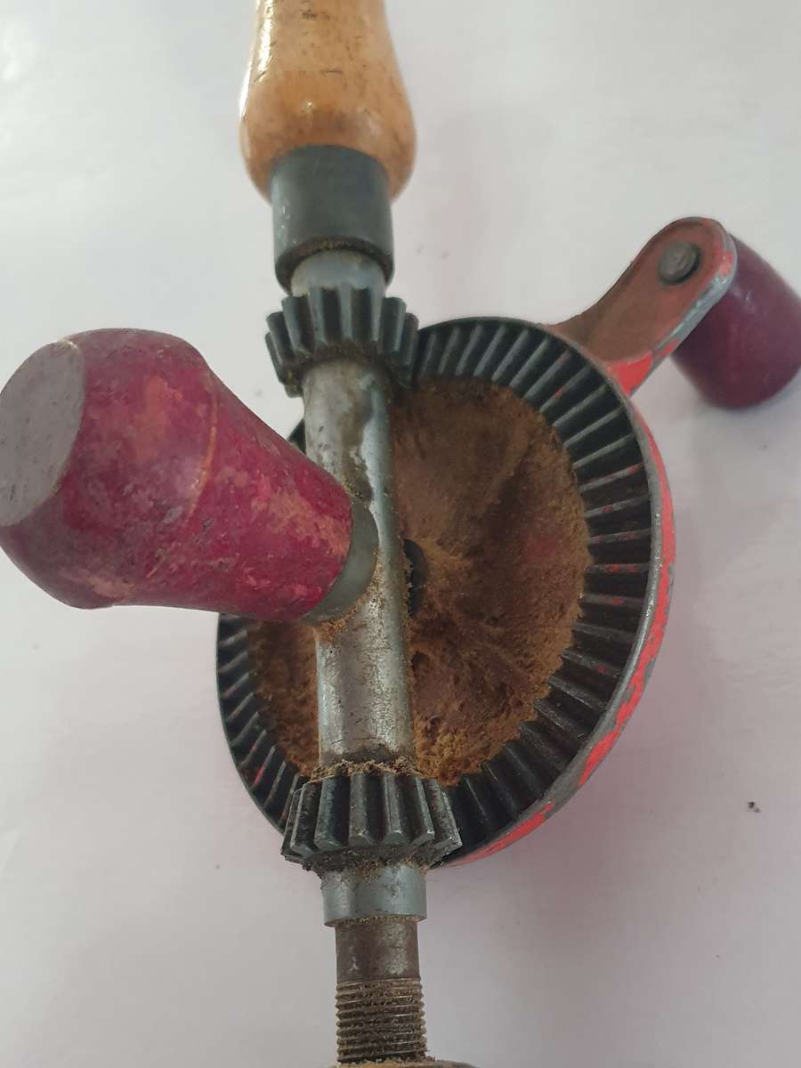 VINTAGE HAND DRILL. 30CM LONG.