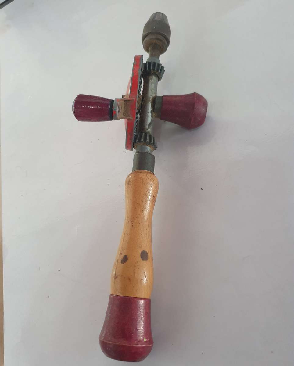 VINTAGE HAND DRILL. 30CM LONG.