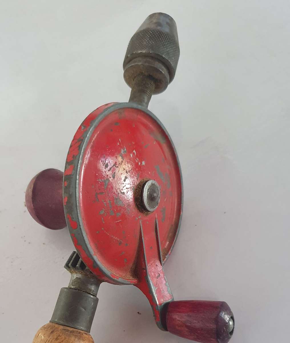 VINTAGE HAND DRILL. 30CM LONG.