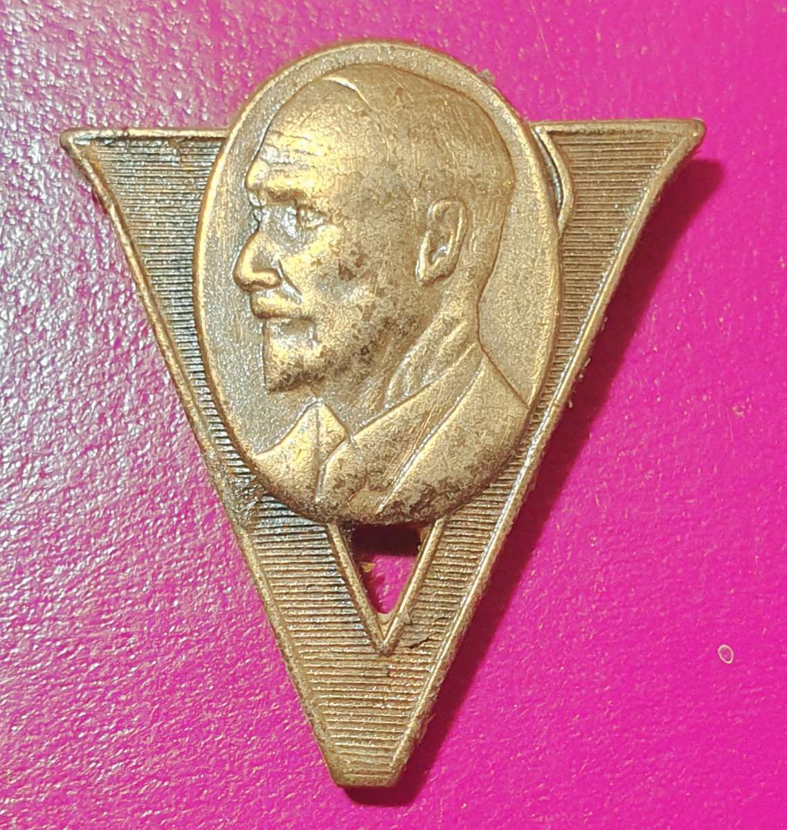 JAN SMUTS VICTORY BADGE. 3CM X 2.5CM