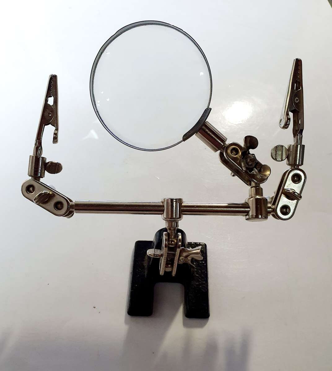 HELPING HANDS WITH MAGNIFYING GLASS. AS GOOD AS NEW. 25CM WIDE X 20CM HIGH EXPANDED.