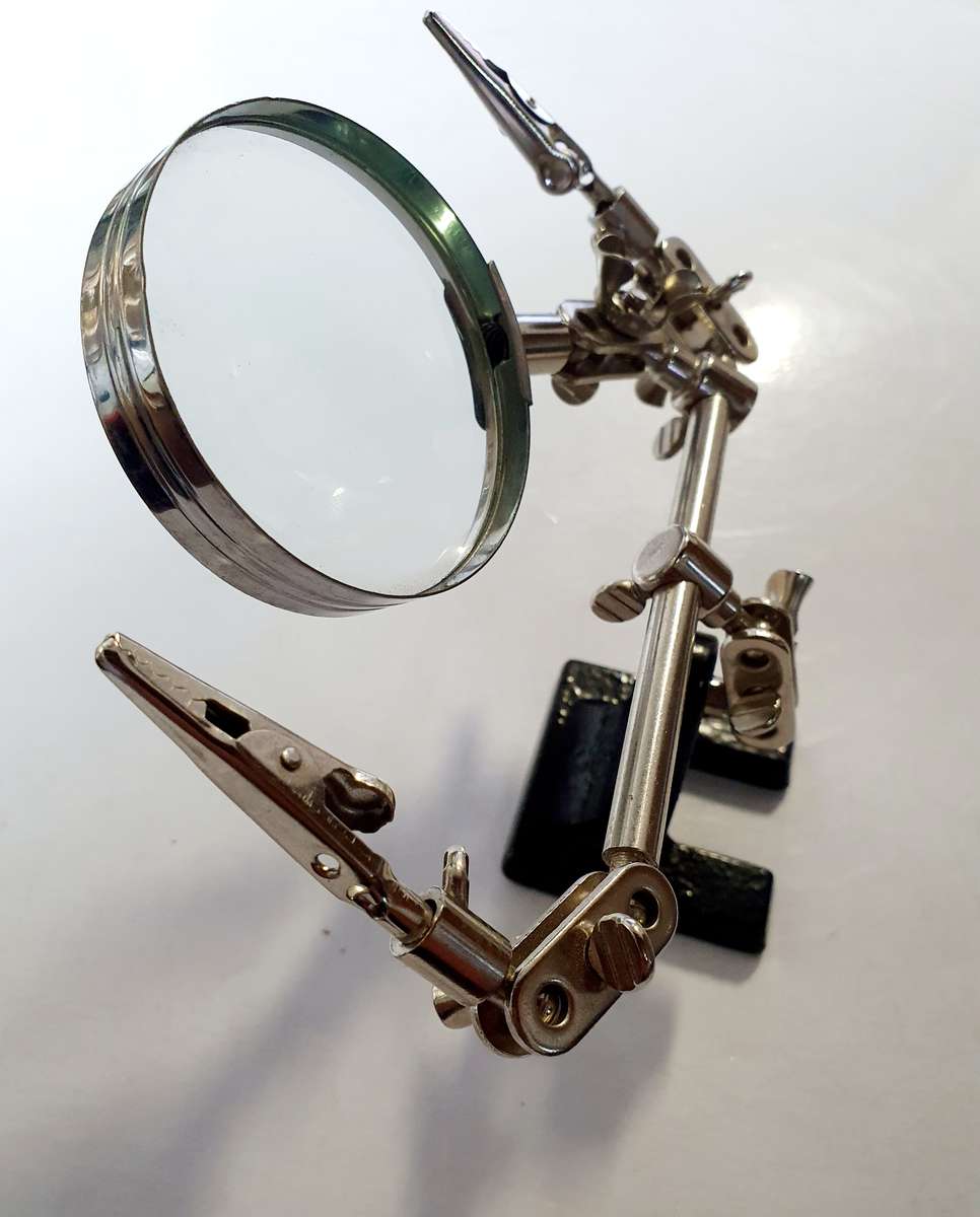 HELPING HANDS WITH MAGNIFYING GLASS. AS GOOD AS NEW. 25CM WIDE X 20CM HIGH EXPANDED.