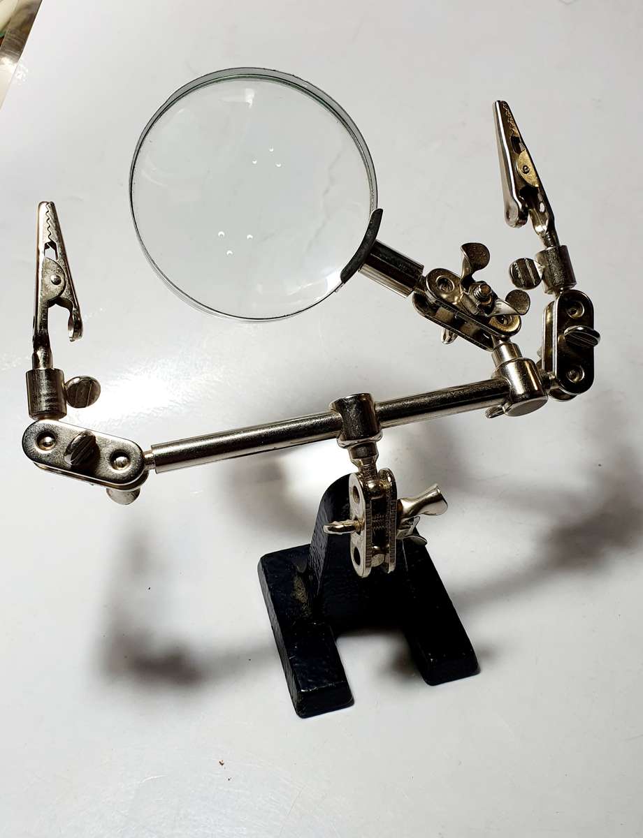 HELPING HANDS WITH MAGNIFYING GLASS. AS GOOD AS NEW. 25CM WIDE X 20CM HIGH EXPANDED.