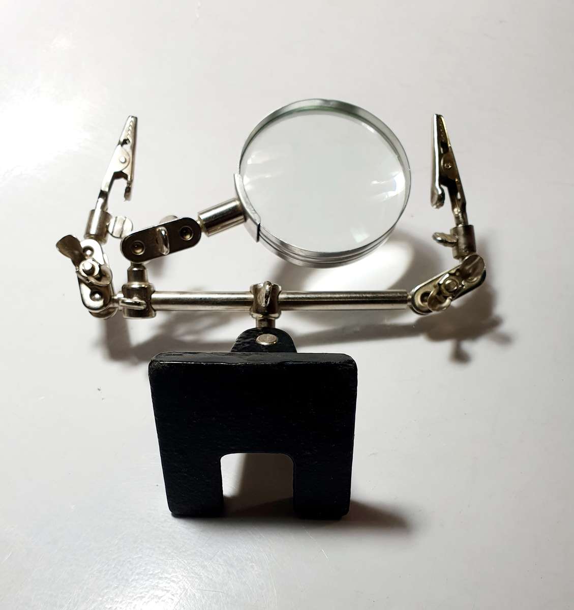 HELPING HANDS WITH MAGNIFYING GLASS. AS GOOD AS NEW. 25CM WIDE X 20CM HIGH EXPANDED.