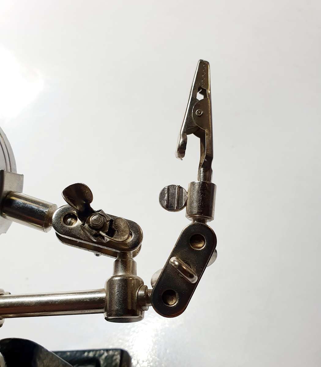 HELPING HANDS WITH MAGNIFYING GLASS. AS GOOD AS NEW. 25CM WIDE X 20CM HIGH EXPANDED.